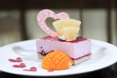 女生學(xué)習(xí)烘焙 從個(gè)人興趣到企業(yè)市場(chǎng)開發(fā)的甜蜜機(jī)遇